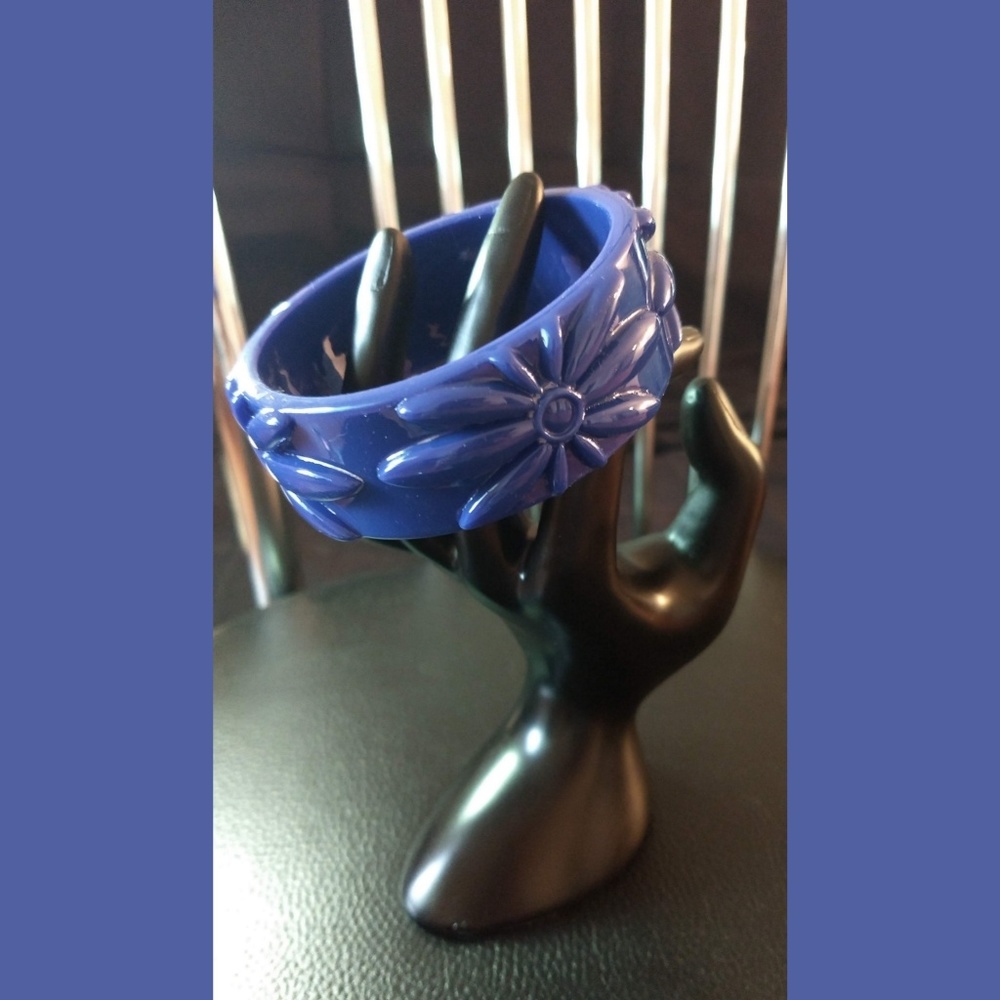 Retro Carved Resin w/ Funky Flowers - Picture 3 of 3